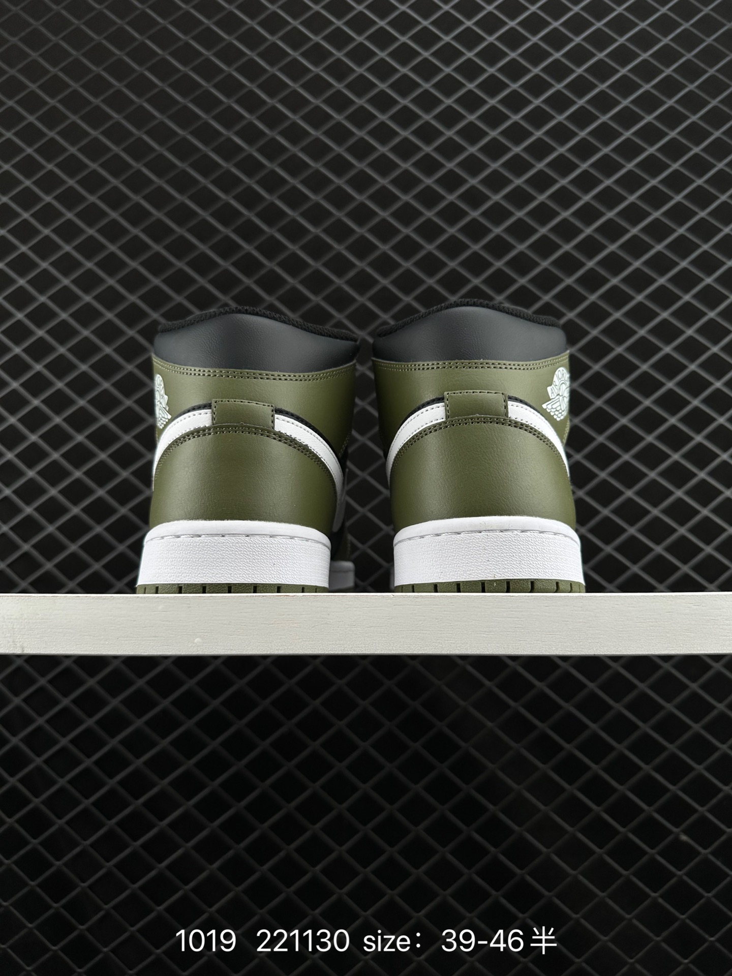 NIKE Air Jordan 1 Retro Mid”Reverse Black Toe“